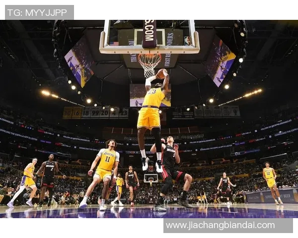 戴维斯精彩突破助攻八村塁底角三分精准命中展现默契配合 戴维斯精彩突破助攻八村塁底角三分精准命中展现默契配合