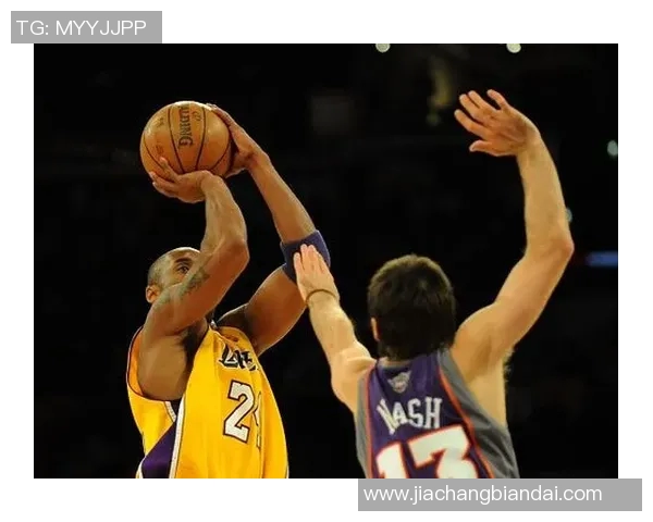 科比·布朗加速突破 飞身扣篮以一敌二